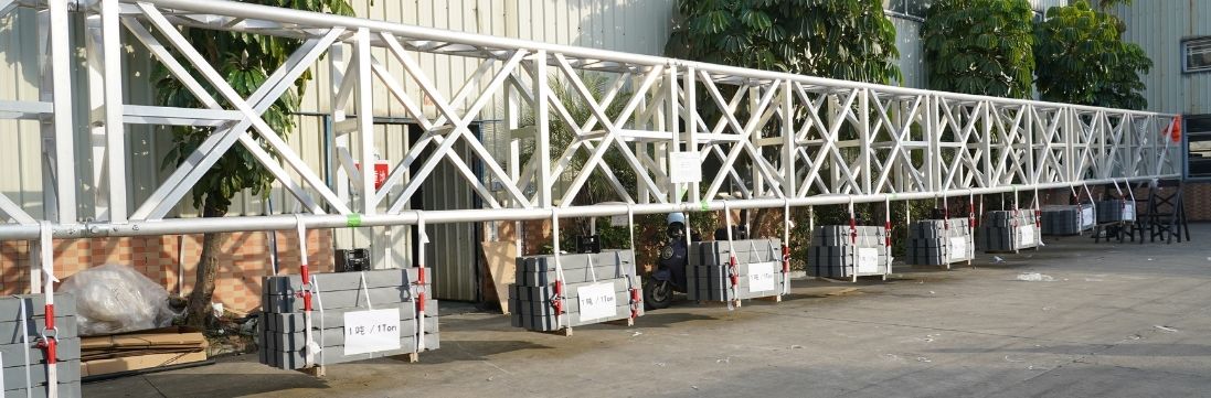 Успешно завершены испытания на несущую способность, проведенные TÜV, для алюминиевой фермы повышенной прочности размером 550 мм × 1500 мм.
