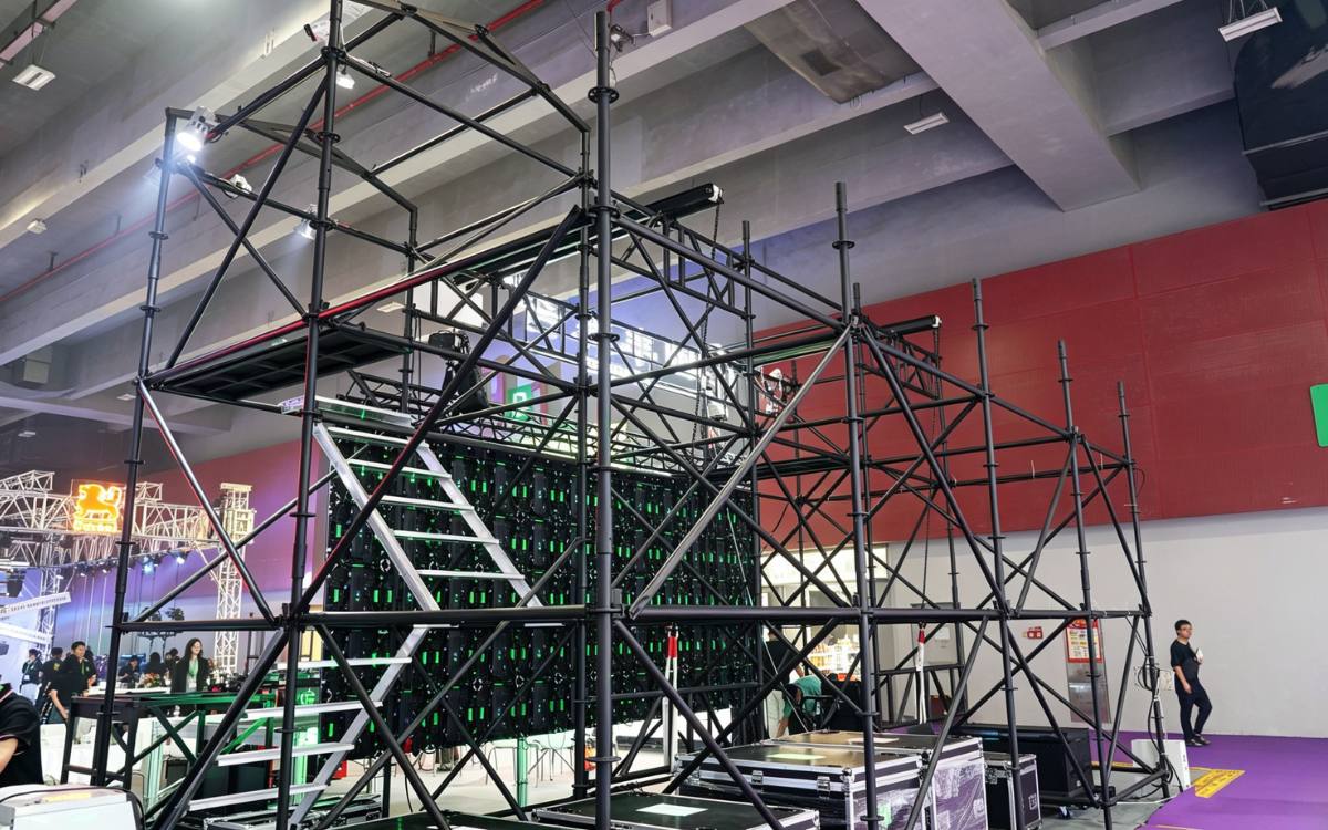 Layher structure with stairs and pedals
