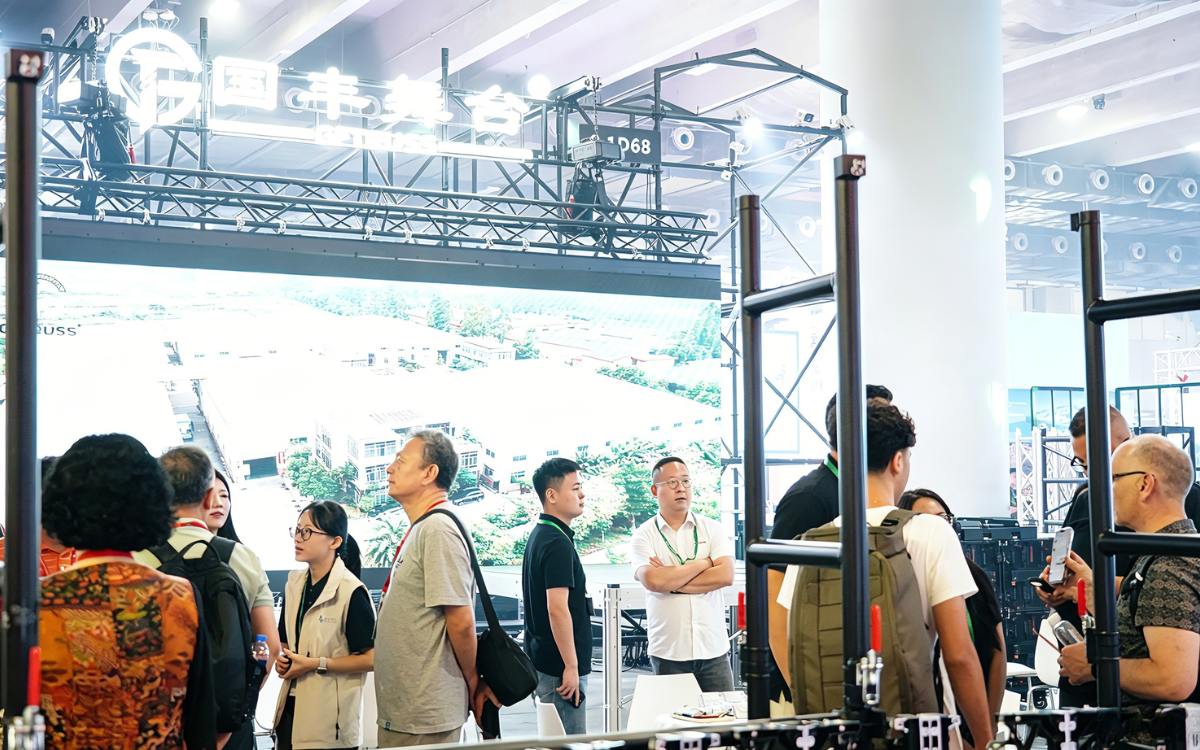 Customers discussing staging solutions at the exhibition booth