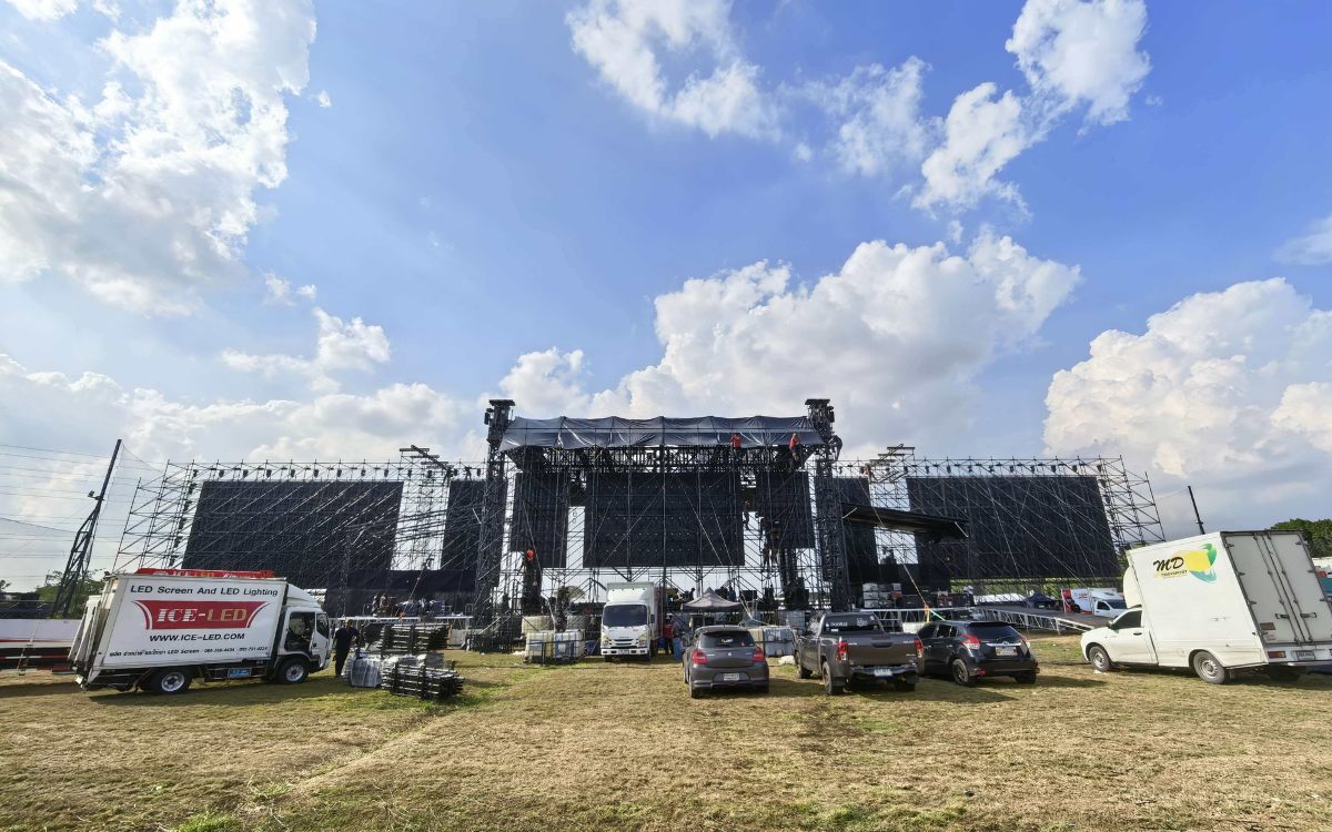 Large-scale aluminum stage roof system with 20-meter clear span